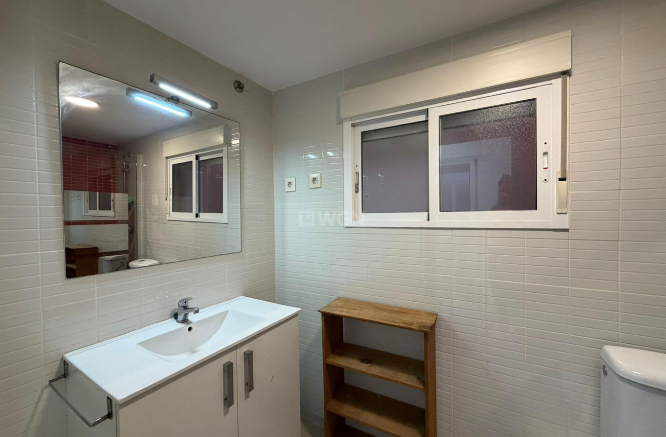 Odsprzedaż - Mieszkanie w bloku - Torrevieja - Playa de los Locos