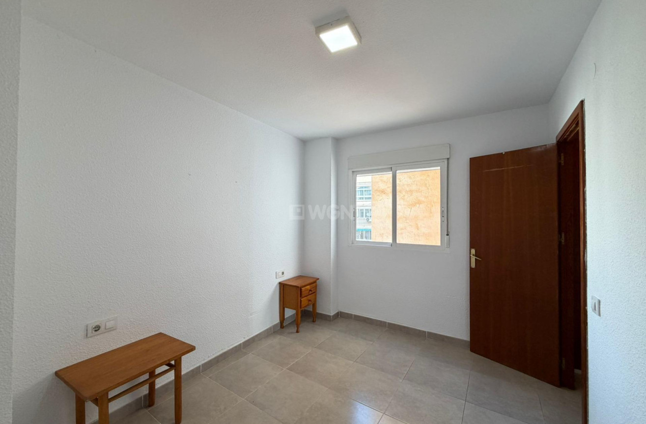 Odsprzedaż - Mieszkanie w bloku - Torrevieja - Playa de los Locos