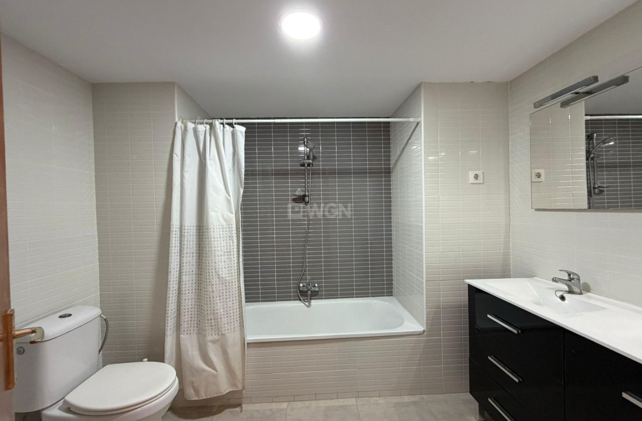 Odsprzedaż - Mieszkanie w bloku - Torrevieja - Playa de los Locos