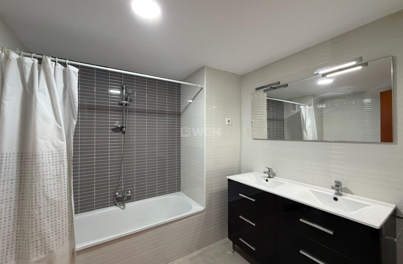 Odsprzedaż - Mieszkanie w bloku - Torrevieja - Playa de los Locos