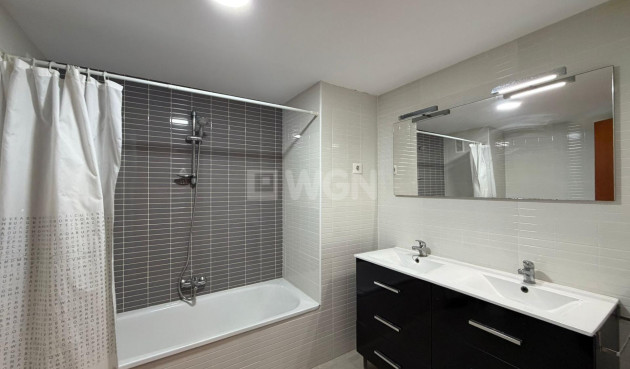 Odsprzedaż - Mieszkanie w bloku - Torrevieja - Playa de los Locos