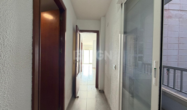 Odsprzedaż - Mieszkanie w bloku - Torrevieja - Playa de los Locos