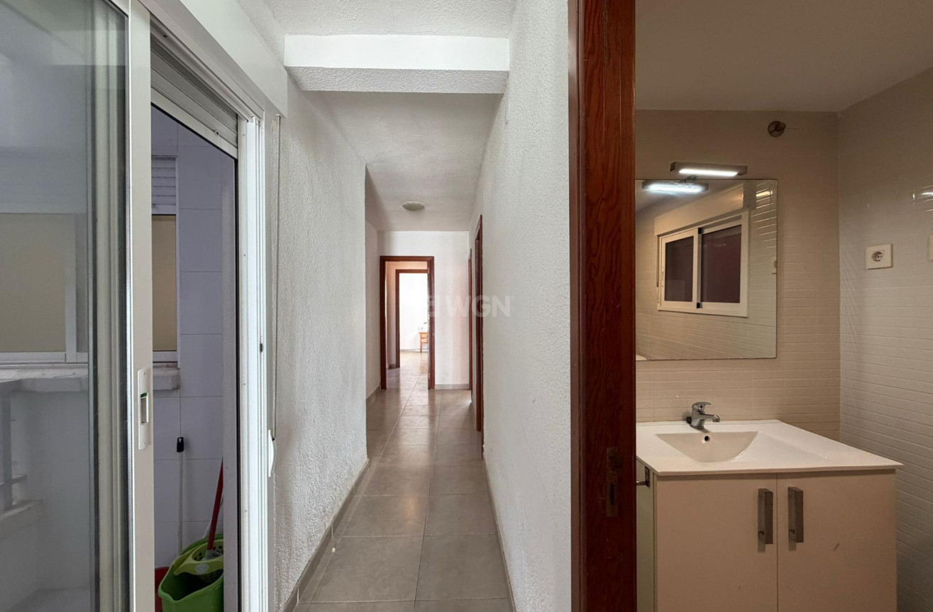 Odsprzedaż - Mieszkanie w bloku - Torrevieja - Playa de los Locos