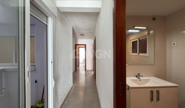 Odsprzedaż - Mieszkanie w bloku - Torrevieja - Playa de los Locos