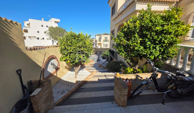 Odsprzedaż - Villa - Orihuela Costa - Villamartín-las Filipinas