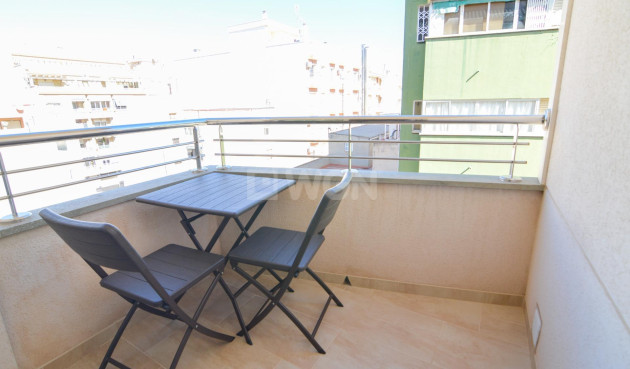 Odsprzedaż - Mieszkanie w bloku - Torrevieja - Playa del Cura