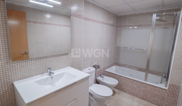 Odsprzedaż - Mieszkanie w bloku - Torrevieja - Playa del Cura