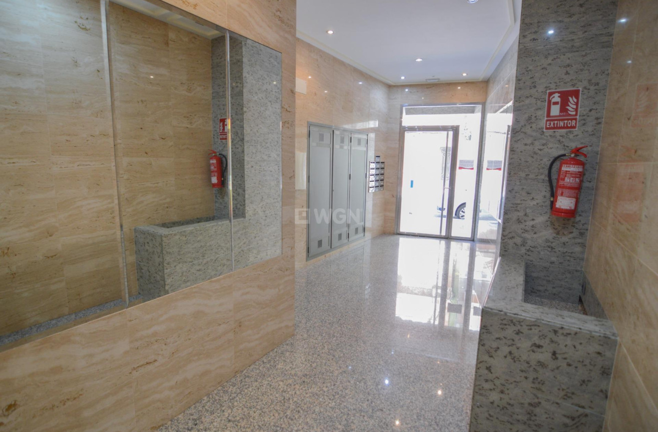 Odsprzedaż - Mieszkanie w bloku - Torrevieja - Playa del Cura