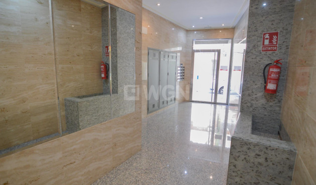 Odsprzedaż - Mieszkanie w bloku - Torrevieja - Playa del Cura