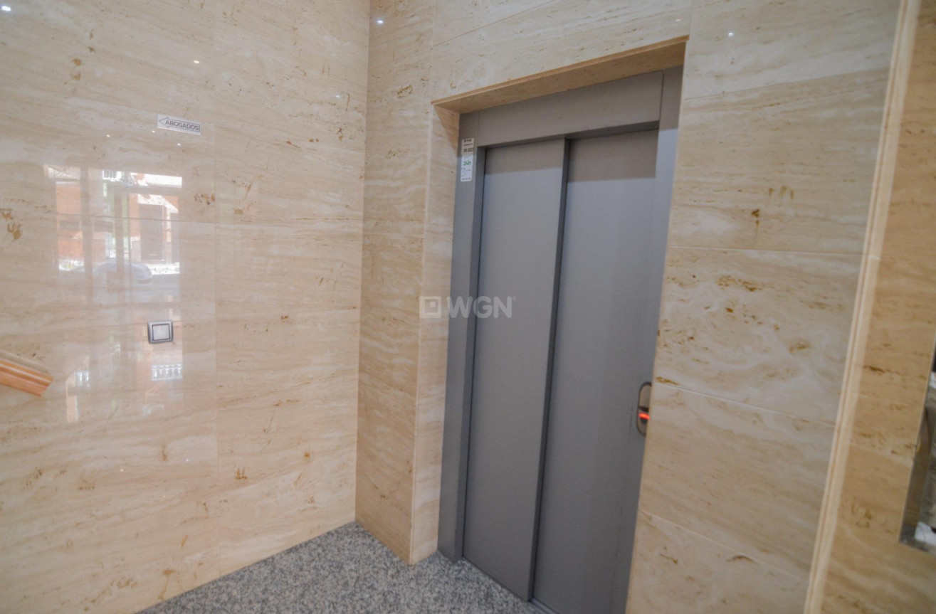 Odsprzedaż - Mieszkanie w bloku - Torrevieja - Playa del Cura