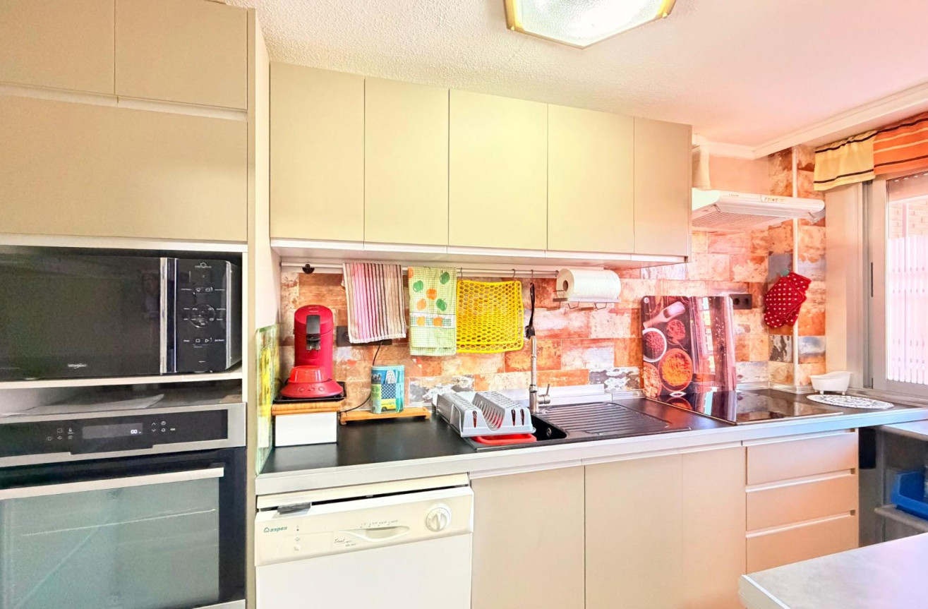 Odsprzedaż - Mieszkanie w bloku - Torrevieja - Playa De Los Naufragos