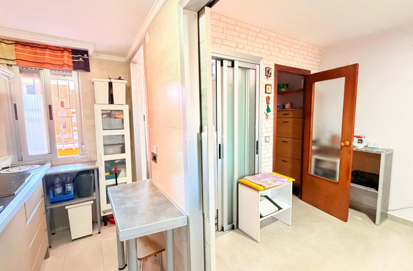 Odsprzedaż - Mieszkanie w bloku - Torrevieja - Playa De Los Naufragos