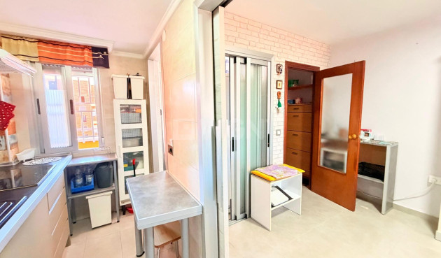 Odsprzedaż - Mieszkanie w bloku - Torrevieja - Playa De Los Naufragos