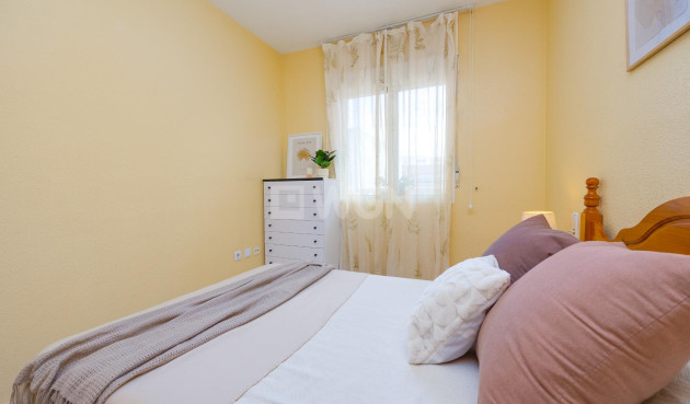 Odsprzedaż - Mieszkanie w bloku - Torrevieja - Playa del Cura