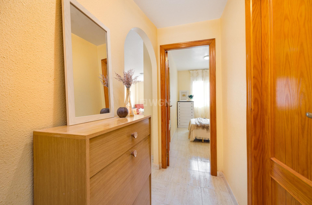 Odsprzedaż - Mieszkanie w bloku - Torrevieja - Playa del Cura