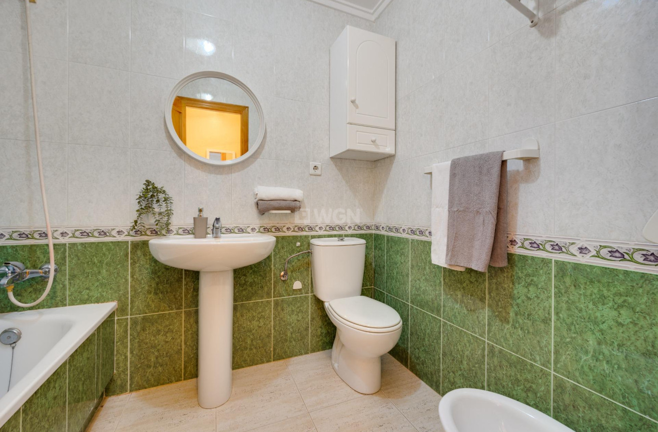 Odsprzedaż - Mieszkanie w bloku - Torrevieja - Playa del Cura