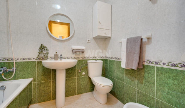 Odsprzedaż - Mieszkanie w bloku - Torrevieja - Playa del Cura