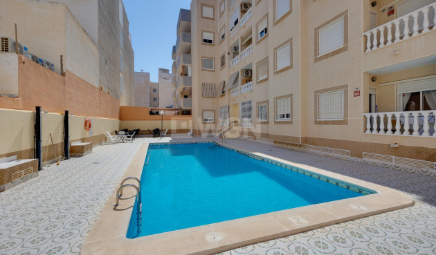 Odsprzedaż - Mieszkanie w bloku - Torrevieja - Playa del Cura