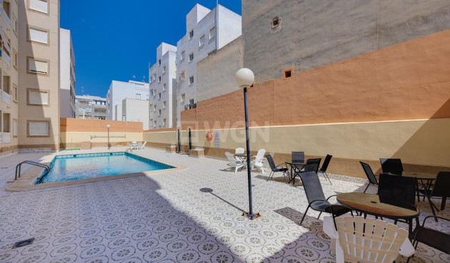Odsprzedaż - Mieszkanie w bloku - Torrevieja - Playa del Cura