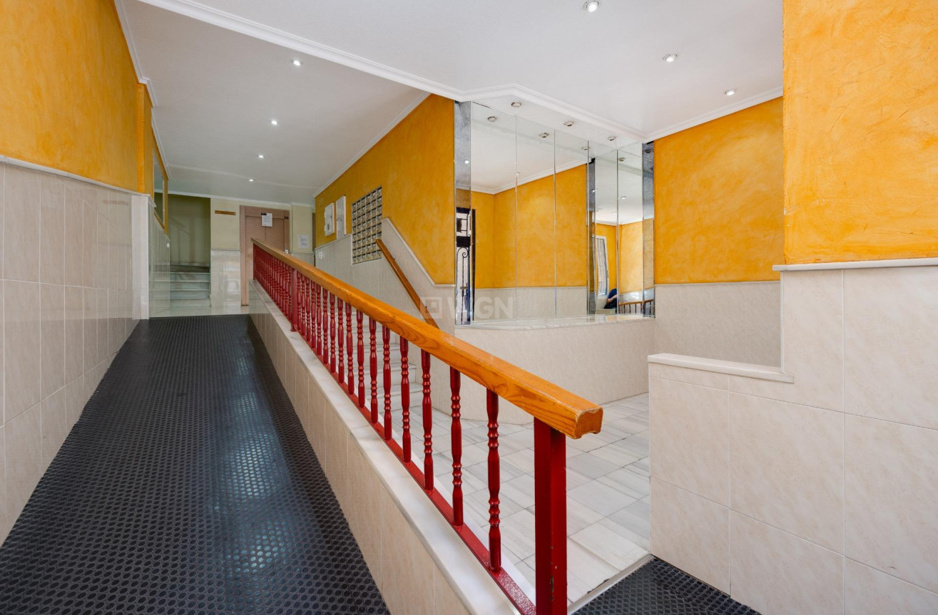 Odsprzedaż - Mieszkanie w bloku - Torrevieja - Playa del Cura