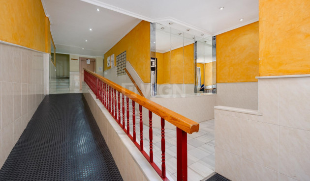 Odsprzedaż - Mieszkanie w bloku - Torrevieja - Playa del Cura