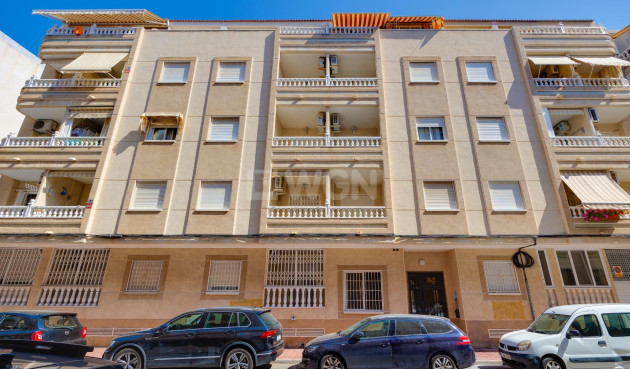 Odsprzedaż - Mieszkanie w bloku - Torrevieja - Playa del Cura