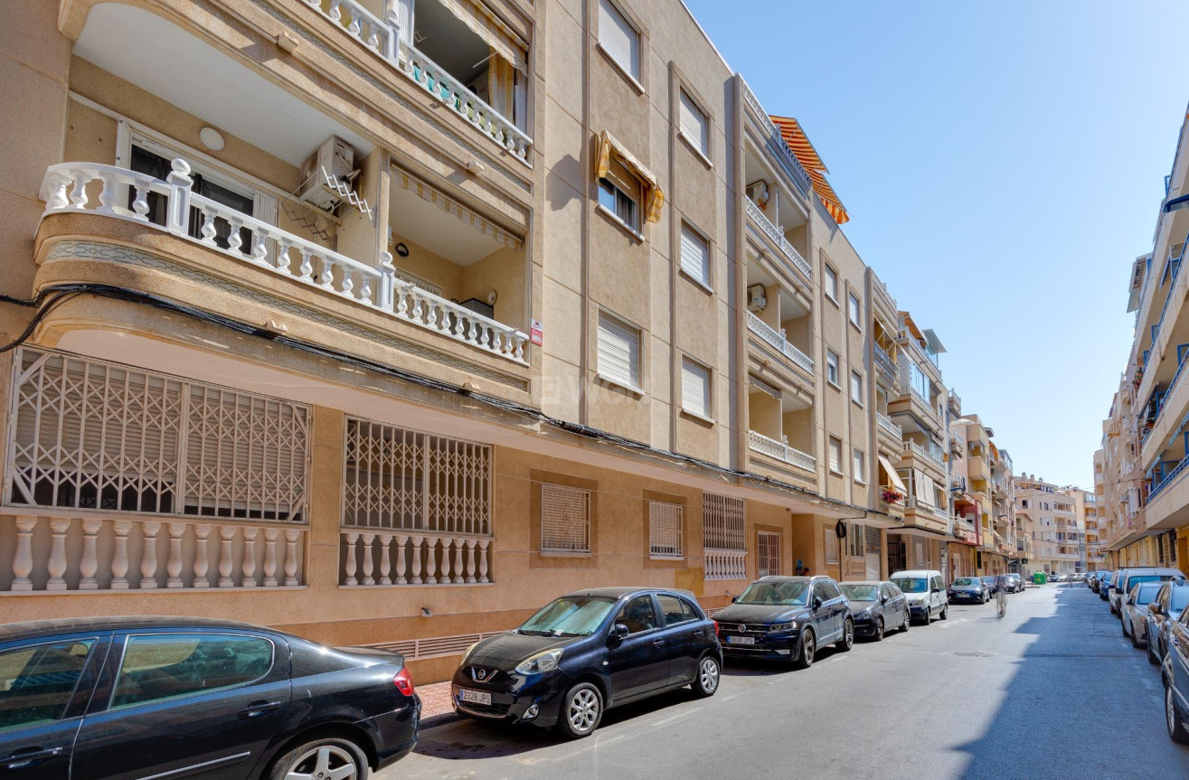 Odsprzedaż - Mieszkanie w bloku - Torrevieja - Playa del Cura