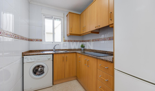 Odsprzedaż - Mieszkanie w bloku - Torrevieja - Estacion De Autobuses