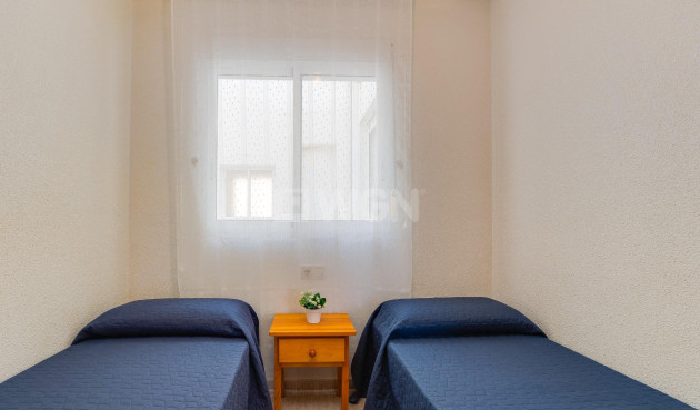 Odsprzedaż - Mieszkanie w bloku - Torrevieja - Estacion De Autobuses