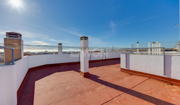 Odsprzedaż - Mieszkanie w bloku - Torrevieja - Estacion De Autobuses