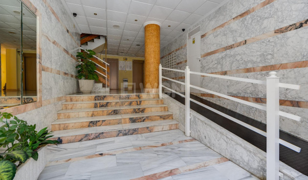 Odsprzedaż - Mieszkanie w bloku - Torrevieja - Estacion De Autobuses