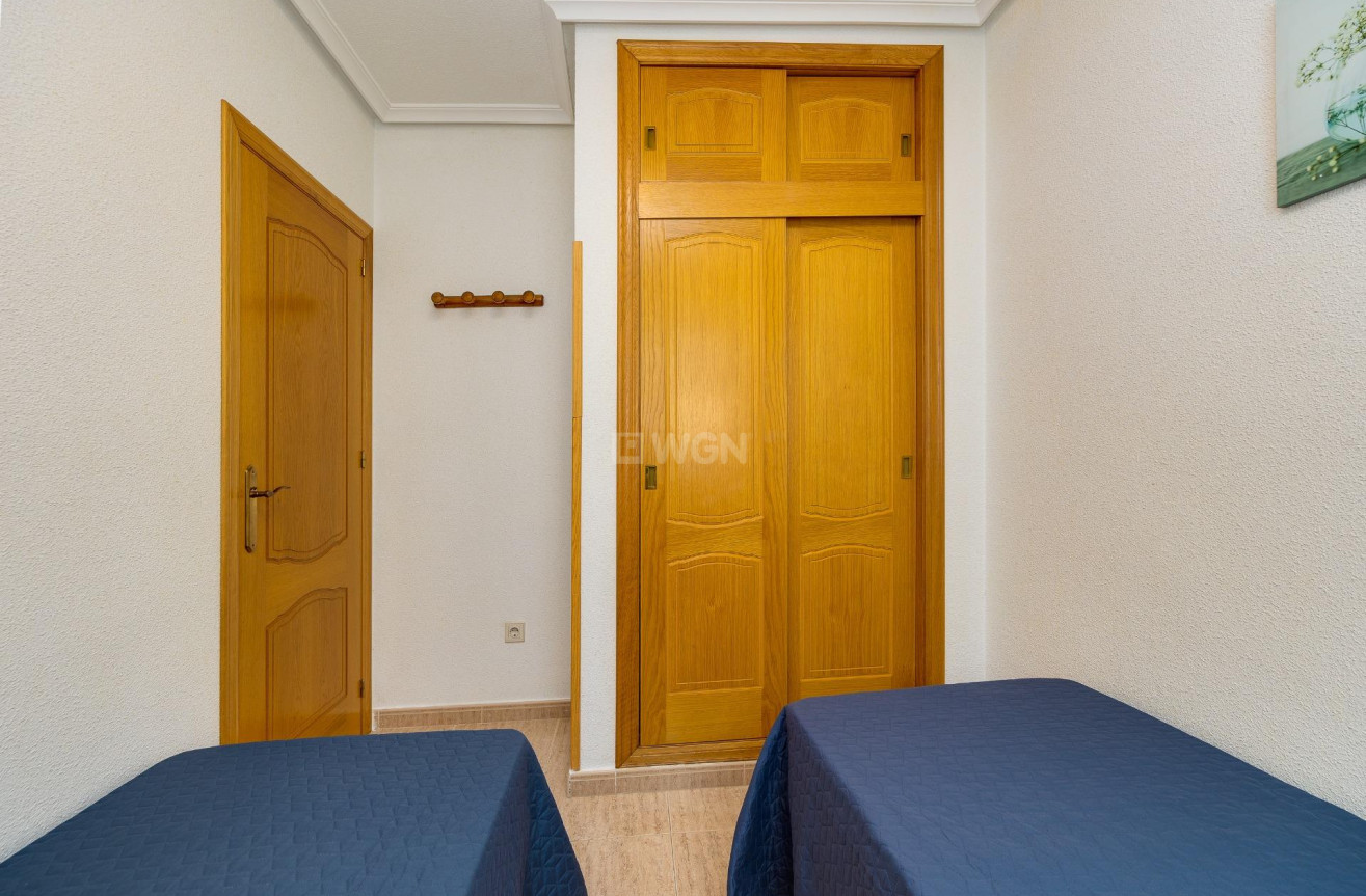 Odsprzedaż - Mieszkanie w bloku - Torrevieja - Estacion De Autobuses