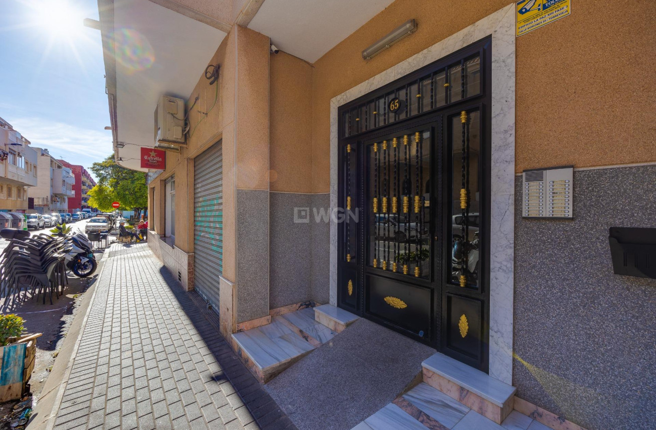 Odsprzedaż - Mieszkanie w bloku - Torrevieja - Estacion De Autobuses