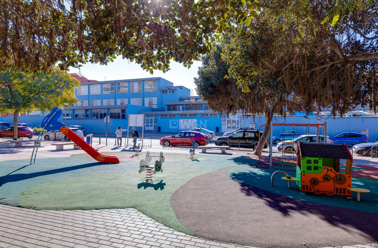 Odsprzedaż - Mieszkanie w bloku - Torrevieja - Estacion De Autobuses