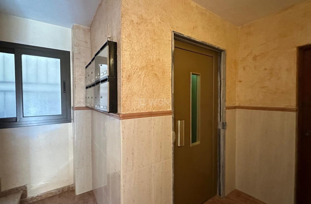 Odsprzedaż - Mieszkanie w bloku - Torrevieja - Estacion De Autobuses