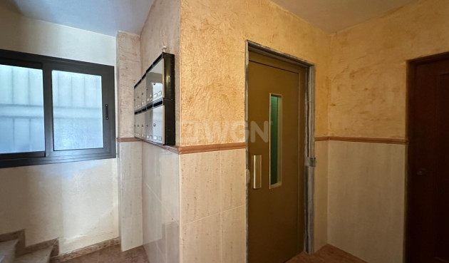 Odsprzedaż - Mieszkanie w bloku - Torrevieja - Estacion De Autobuses