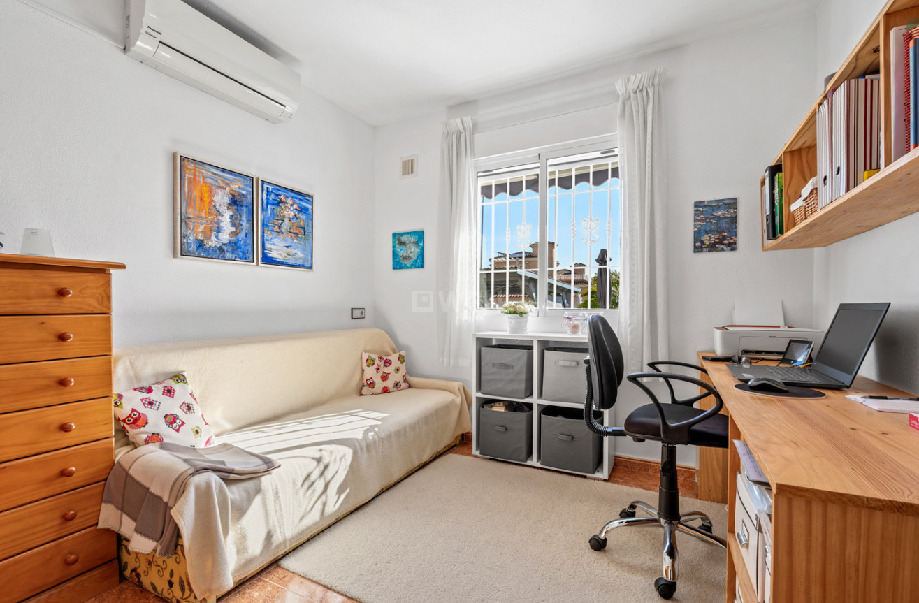 Resale - Villa - La Marina - Costa Blanca