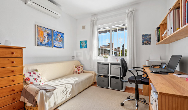 Resale - Villa - La Marina - Costa Blanca