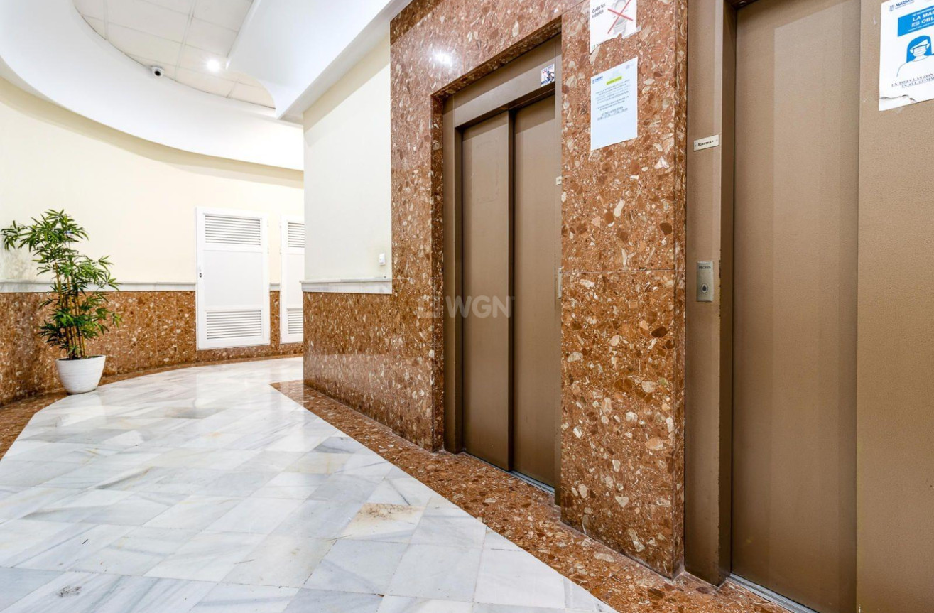 Odsprzedaż - Mieszkanie w bloku - Torrevieja - Centro