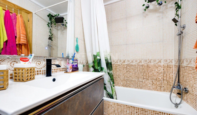 Odsprzedaż - Mieszkanie w bloku - Torrevieja - Centro