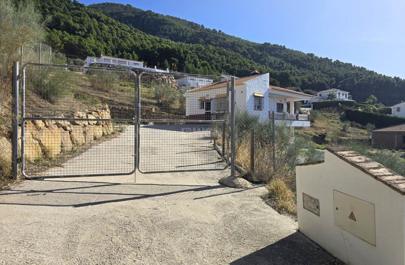 Resale - Villa - Alcaucín - Inland