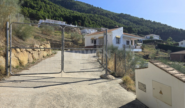 Resale - Villa - Alcaucín - Inland