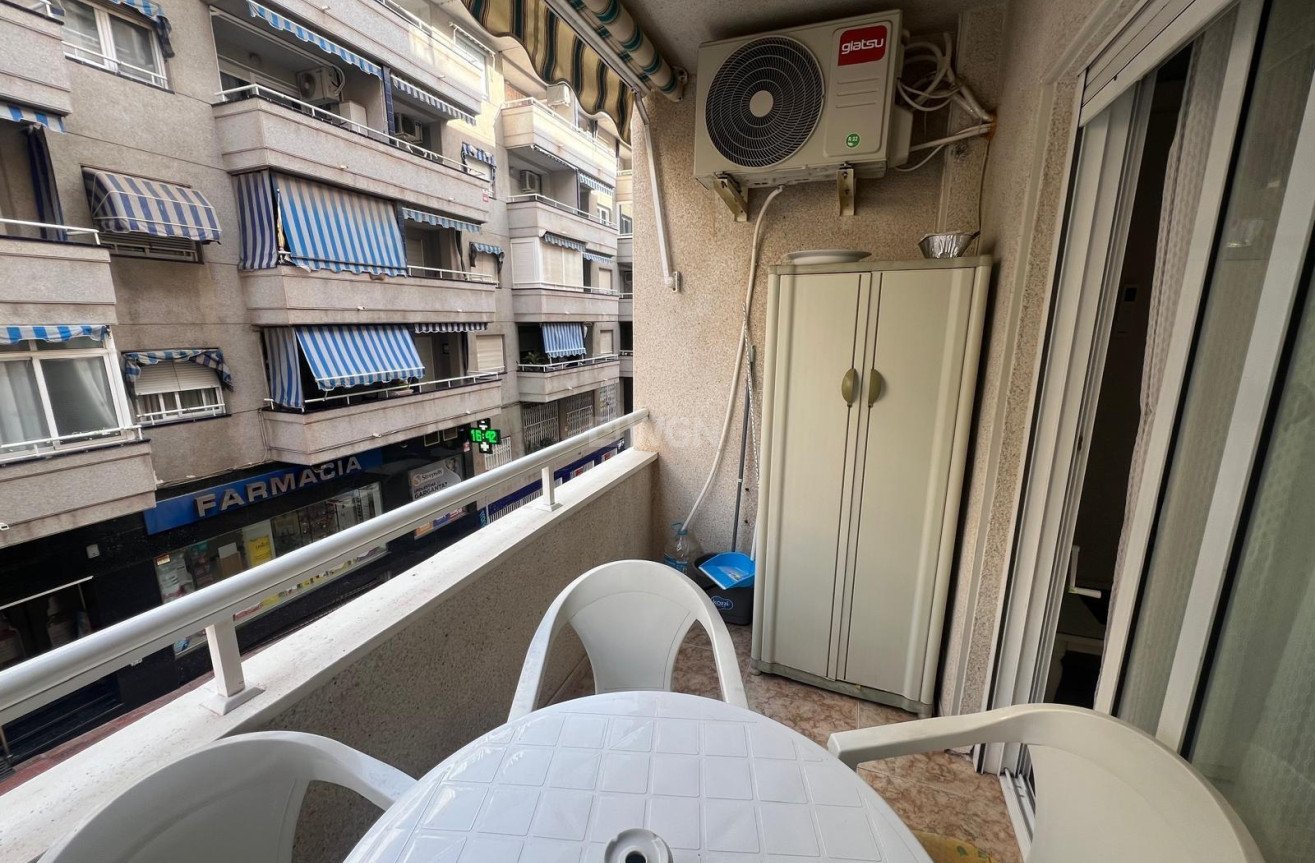 Odsprzedaż - Mieszkanie w bloku - Torrevieja - Centro