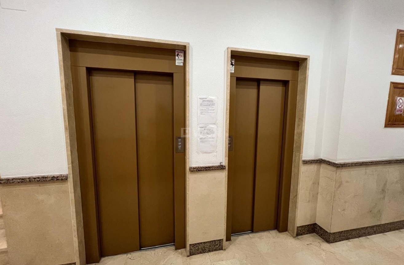 Odsprzedaż - Mieszkanie w bloku - Torrevieja - Centro