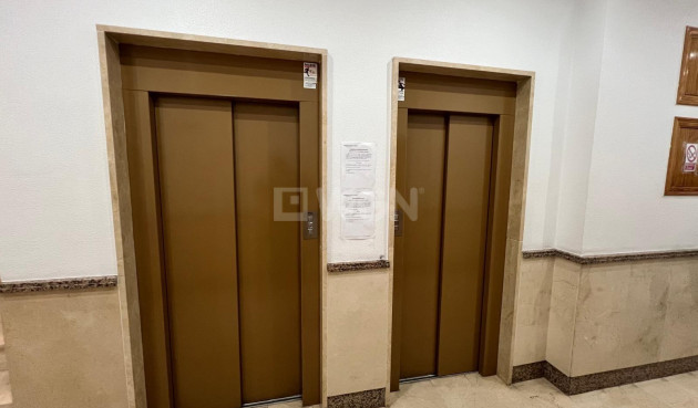 Odsprzedaż - Mieszkanie w bloku - Torrevieja - Centro