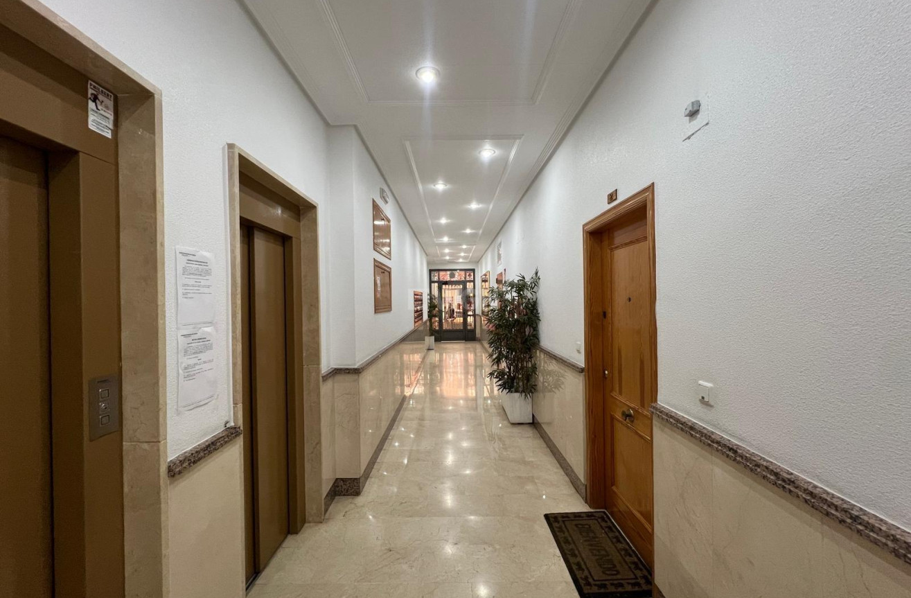 Odsprzedaż - Mieszkanie w bloku - Torrevieja - Centro