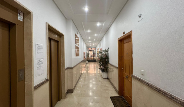 Odsprzedaż - Mieszkanie w bloku - Torrevieja - Centro