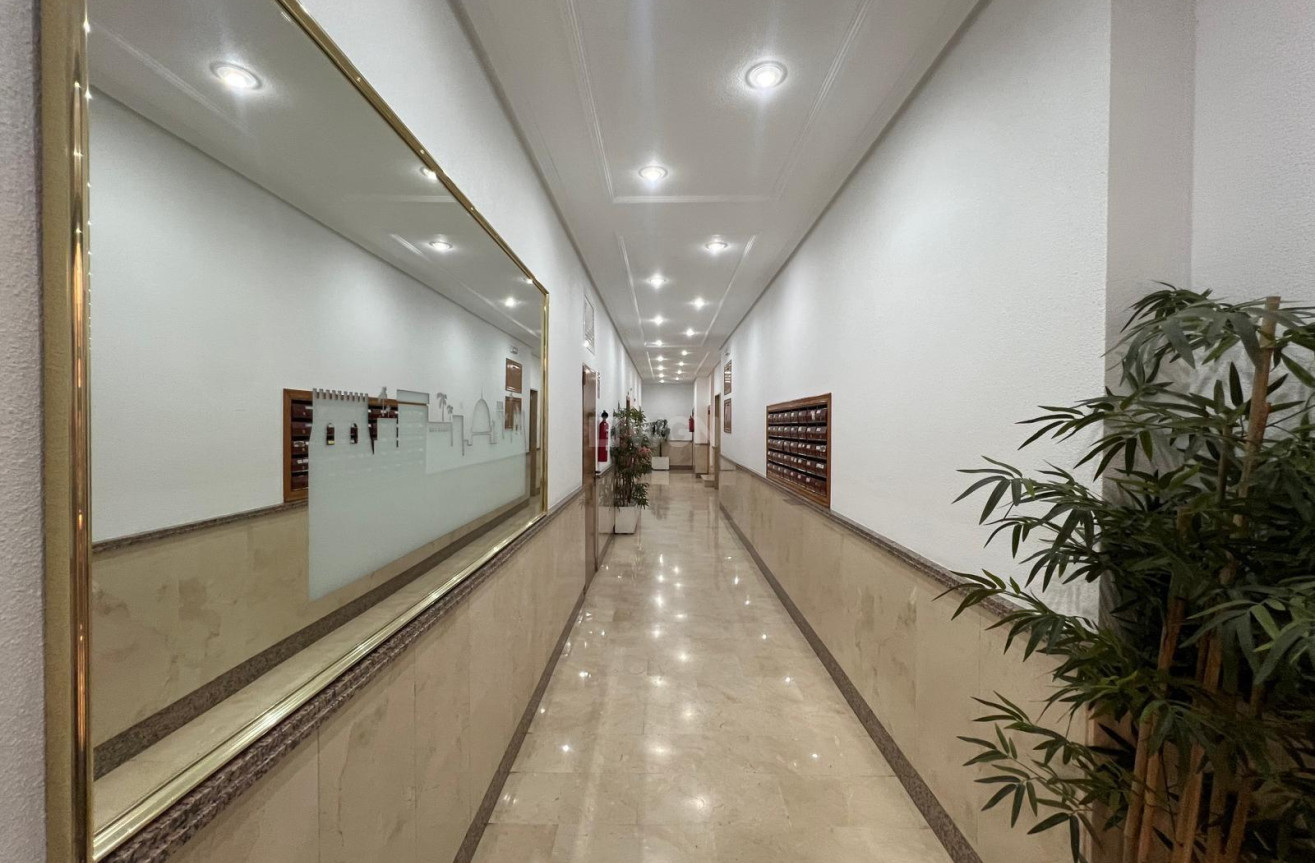 Odsprzedaż - Mieszkanie w bloku - Torrevieja - Centro