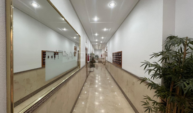 Odsprzedaż - Mieszkanie w bloku - Torrevieja - Centro