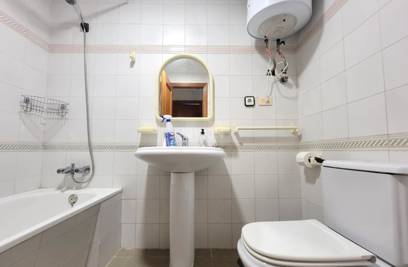 Odsprzedaż - Mieszkanie w bloku - Torrevieja - Centro